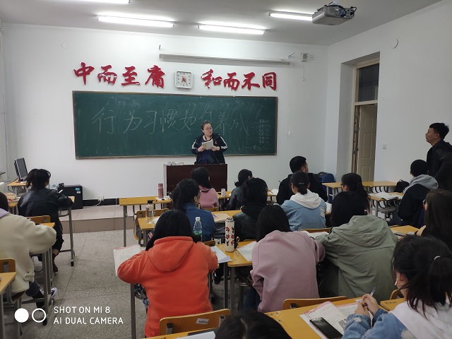 王丽伟老师正在提问学生.jpg